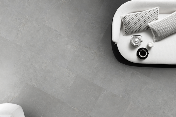 Sfeervolle woonkamer met Armon Grigio rec 60x60cm grijze vloertegels, stijlvolle tegels keramische die een luxe en rustige uitstraling geven.