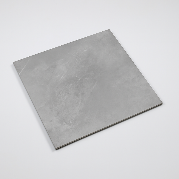 Armon Grigio gerectificeerde betonlook vloertegel 60x60 cm, diagonaal gefotografeerd op een witte achtergrond voor een helder productoverzicht.
