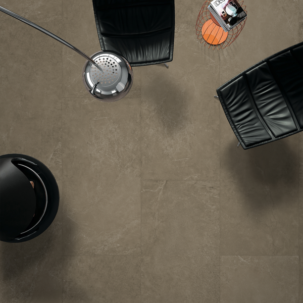 Moderne zithoek met Armon Taupe Noce gerectificeerde natuursteenlook vloertegel 60x60 cm, luxe uitstraling door warme taupe tint en subtiele aders.