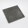 Donkergrijze keramische vloertegel 90x90 cm met betonlook, ideaal voor moderne badkamers en woonruimtes dankzij de matte afwerking en neutrale tint.