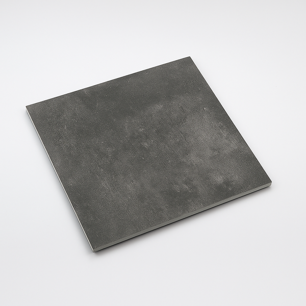 Donkergrijze keramische vloertegel 90x90 cm met betonlook, ideaal voor moderne badkamers en woonruimtes dankzij de matte afwerking en neutrale tint.