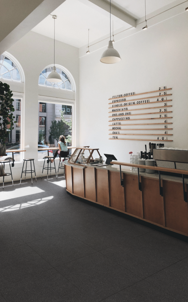 Koffiebar met vloer van Class Terrazzo Giudecca rec 60x60cm; deze terrazzo vloertegels keramische geven de ruimte een luxe en onderhoudsvriendelijke uitstraling.