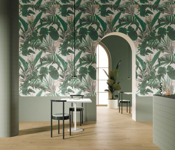 Lichtbruin vloertegels in houtlook in horeca-interieur met tropisch behang – keramisch parket Lin Miele 20x120 cm zorgt voor een warme sfeer.