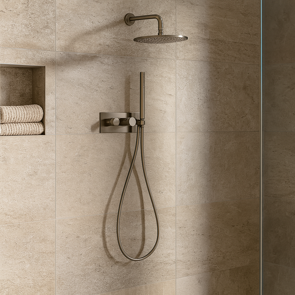Moderne inbouw doucheset in geborsteld nikkel met regendouche, handdouche en thermostaatkraan, gemonteerd op een beige natuurstenen badkamerwand.