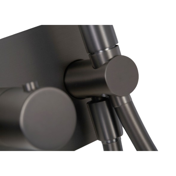 Detailweergave van de stortdouche inbouw doucheset met thermostaatkraan Brondby in gun metal – minimalistische afwerking met messing componenten.