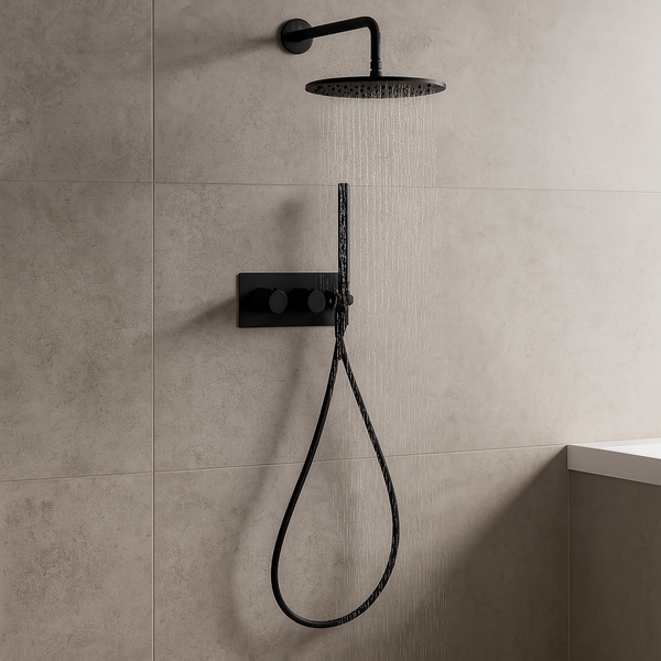 Moderne inbouw doucheset in matzwart met ronde regendouche en handdouche, gemonteerd op een lichtgrijze tegelwand in een minimalistische badkamer, met zacht stromend water zichtbaar.