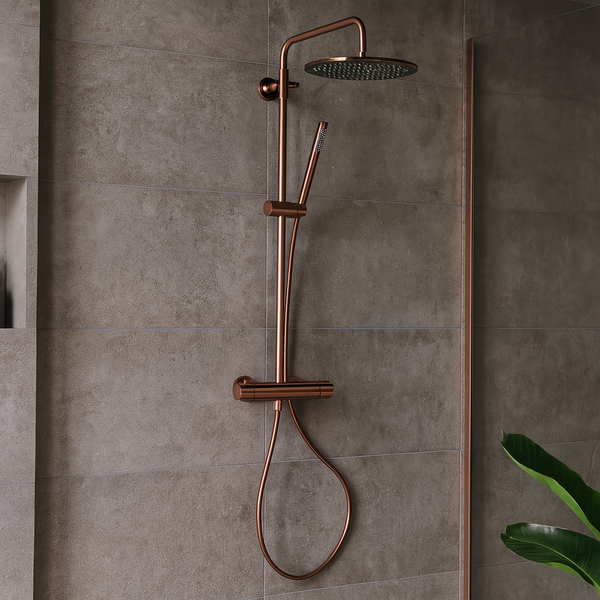 Stortdoucheset met thermostaatkraan in geborsteld brons gemonteerd in een moderne badkamer met grijze tegels en glazen douchewand.
