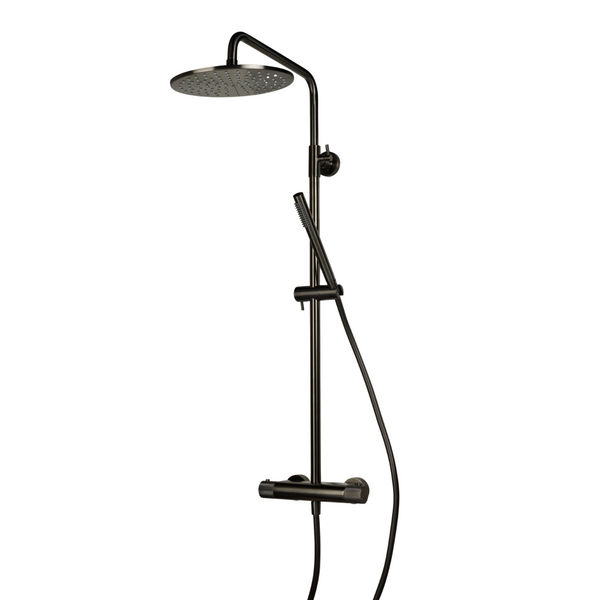 Zijaanzicht van de stortdouche set met thermostaatkraan Brondby met Facet in regendouche gun metal – stoer design met diepe, donkere metallic finish.