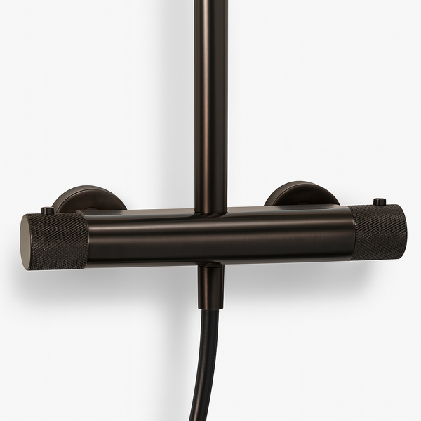 Zijaanzicht van de stortdouche set met thermostaatkraan Brondby met Facet in regendouche gun metal – stoer design met comfortabele douchebeleving.