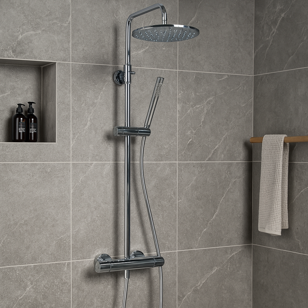 Thermostatische regendouche Brondby met facet in chroom, geïnstalleerd in een moderne badkamer met grijze marmeren wandtegels en houten handdoekrek.