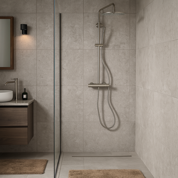 Moderne inbouw stortdoucheset met thermostaatkraan en regendouche in geborsteld nikkel, geïnstalleerd in een luxe badkamer met grote grijze wandtegels en houten wastafelmeubel.