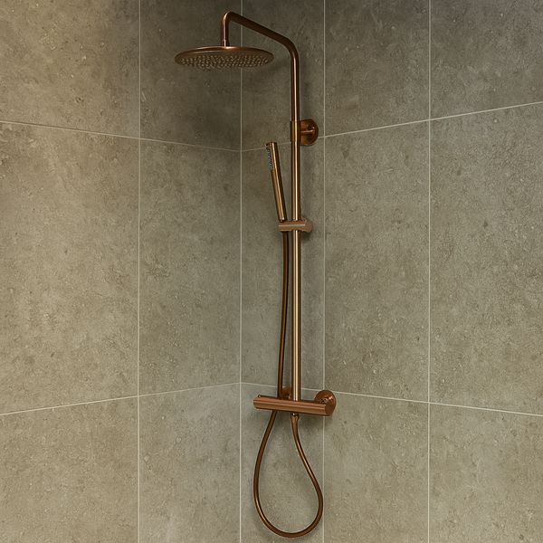 Moderne douchecabine met een luxe geborsteld bronzen regendoucheset, inclusief thermostaatkraan, handdouche en ronde regendouche, gemonteerd op natuursteenlook wandtegels.