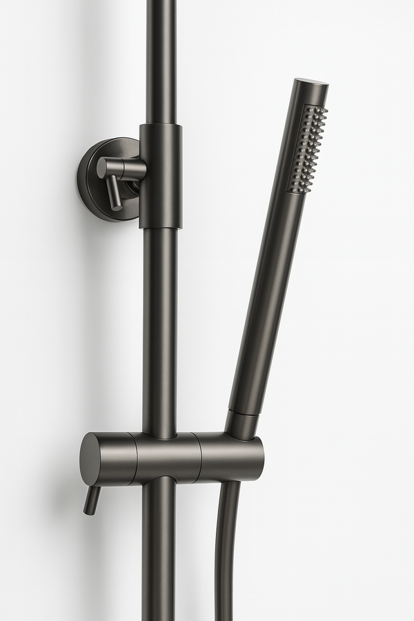 Close-up van de thermostaatkraan van de stortdouche set Brondby gun metal met messing behuizing en dubbele wandmontage-aansluitingen.