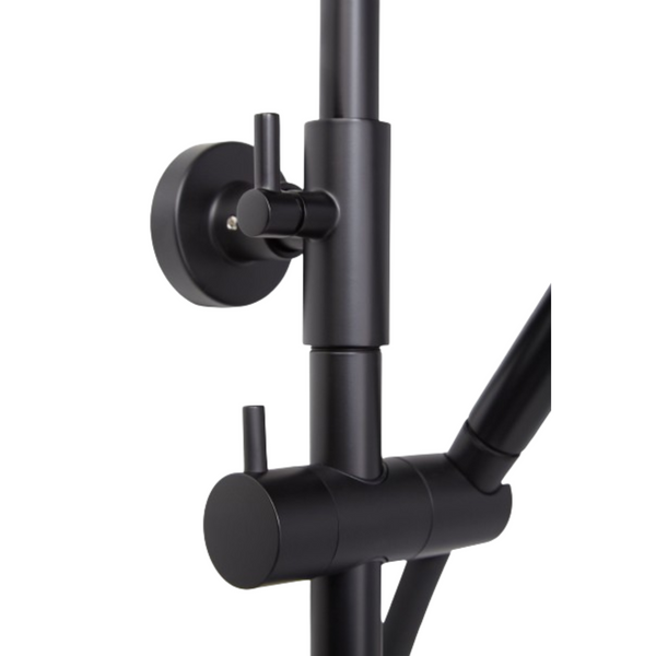 Gedetailleerde weergave van de messing constructie en bedieningselementen van de stortdouche zwart set Brondby met thermostatische kraan.