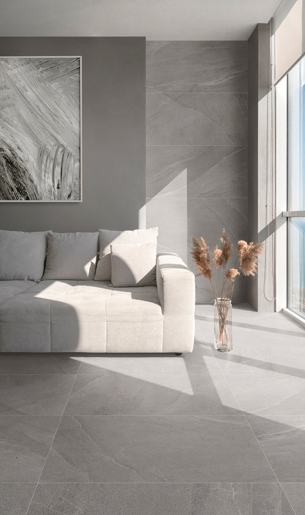 Sfeervolle woonkamer met Burlington Grey keramische tegel, gebruikt als duurzame vloer- en wandtegel met Italiaans design.