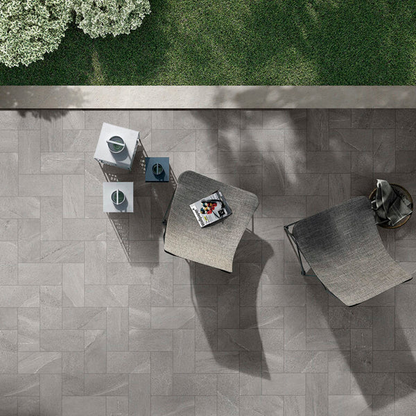 Buitenruimte met Burlington Grey keramische tegel, vorstbestendig en geschikt voor terras of patio.