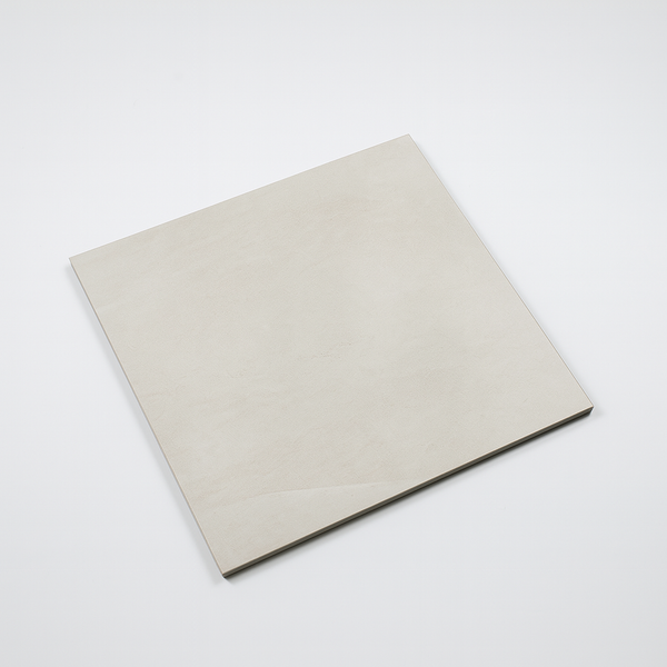 Vierkante lichtbeige vloertegel met subtiele steenstructuur, diagonaal gepositioneerd op witte achtergrond.