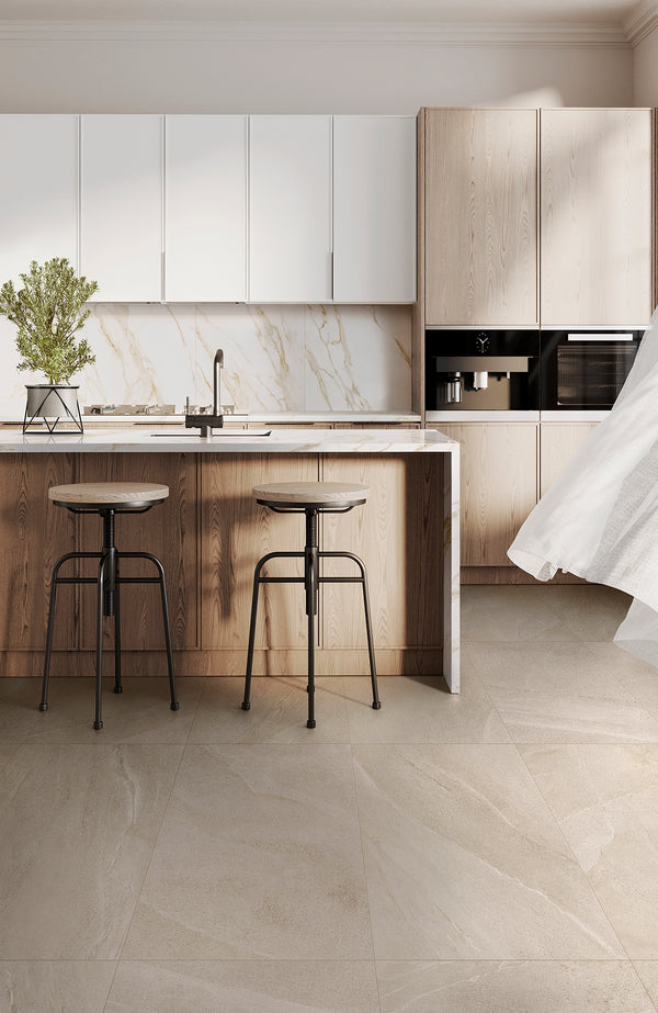 Burlington Sand keramische tegel 80x80 in lichtbeige tint, ideaal voor badkamerwanden, keukenvloeren en meer.