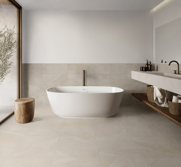 Badkamer met Burlington Sand 80x80 keramische tegels op wand en vloer, met elegante afwerking en warme kleurtoon.