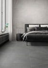 Gedetailleerd oppervlak van Burlington Smoke keramische tegel 80x80 met diepe grijstint, antislip en gerectificeerd.