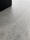 Close-up van Class Terrazzo Vignole rec 60x60cm wit / grijs terrazzo tegels met subtiele korrelstructuur, hoogwaardige tegels keramische voor vloeren.