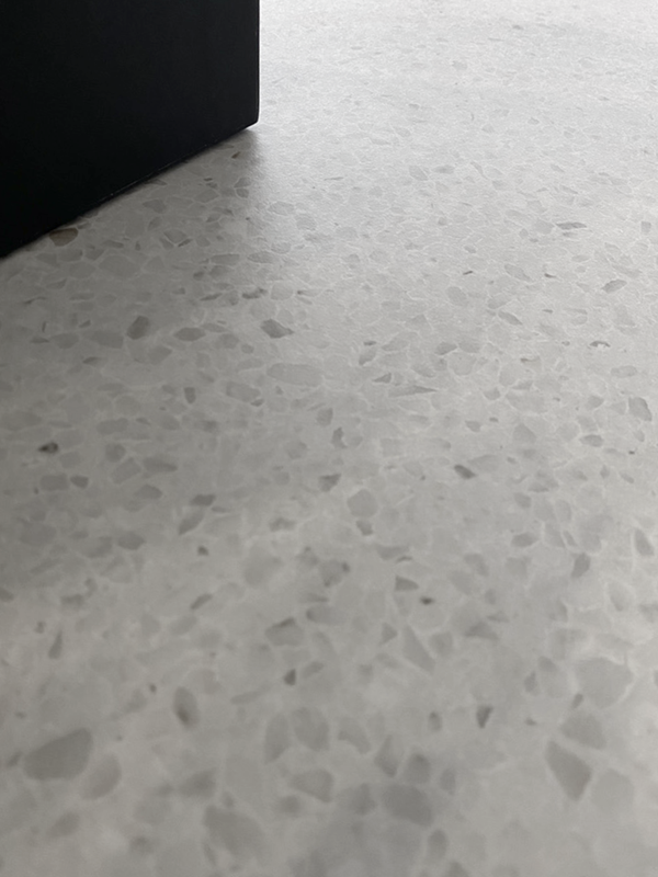 Close-up van Class Terrazzo Vignole rec 60x60cm wit / grijs terrazzo tegels met subtiele korrelstructuur, hoogwaardige tegels keramische voor vloeren.