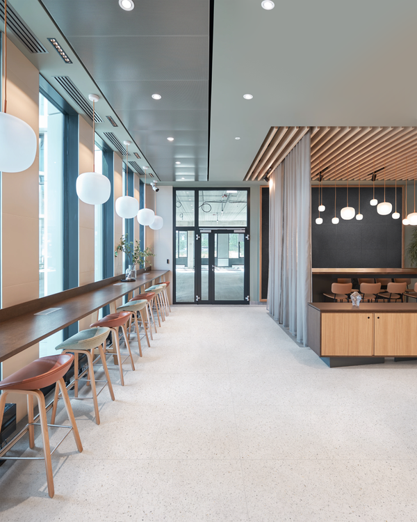 Stijlvolle bedrijfsruimte met Class Terrazzo Vignole rec 60x60cm wit / grijs vloertegels, tijdloze terrazzo tegels keramische voor een luxe uitstraling.