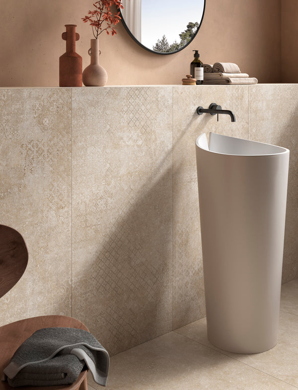 Volledig ingerichte badkamer met keramische tegels Pora Decor op vloer en wand, perfect voor vochtige ruimtes.
