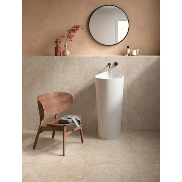 Italiaanse keramische tegels Pora Beige met antislipwaarde R10, perfect voor binnen ruimtes.