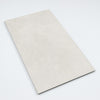 Close-up van de keramische vloertegel Regula 1 Naturale met zachte beige tint en mat oppervlak, ideaal voor elk modern interieur.