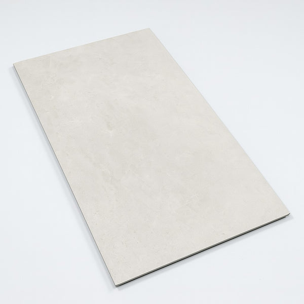 Close-up van de keramische vloertegel Regula 1 Naturale met zachte beige tint en mat oppervlak, ideaal voor elk modern interieur.