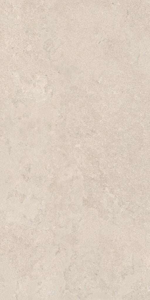 Detailfoto van de keramische tegel Regula 2 Naturale 60x120 met matte structuur, perfect voor gebruik als vloertegel in badkamer of keuken.