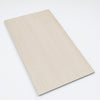 Detailfoto van de beige keramische tegel Regula 2 met horizontale ribbel voor een stijlvolle en tijdloze wand.