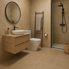 Luxe keramische vloertegels 60x120 in beige marmerlook, geplaatst in ruime badkamer.