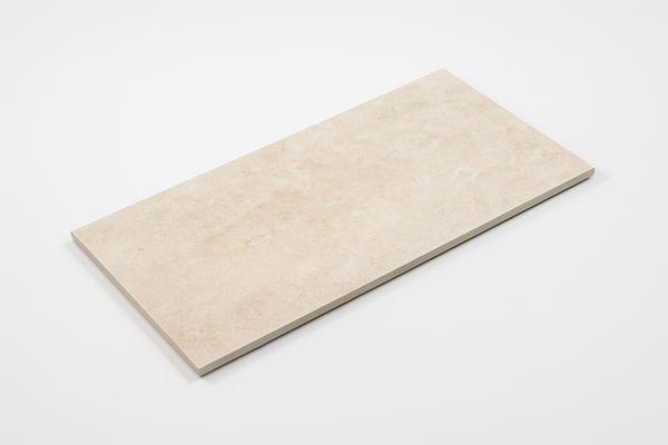 Beige keramische vloertegel 30x60 cm met natuursteenlook – ideaal voor moderne badkamers, keukens en vloeren met warme uitstraling.