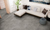 Stijlvolle woonkamer met Bora Grijs Gris keramische vloertegels 90x90 cm. Perfecte combinatie van comfort en modern design met betoneffect tegels.