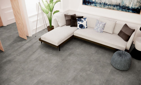 Stijlvolle woonkamer met Bora Grijs Gris keramische vloertegels 90x90 cm. Perfecte combinatie van comfort en modern design met betoneffect tegels.