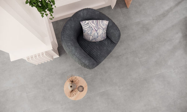 Grijs keramische vloertegels 90x90 cm in moderne woonkamer – perfect voor badkamer of leefruimte met betonlook uitstraling.