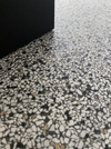 Close-up van Class Terrazzo Certosa rec 60x60cm vloer tegels met typische terrazzo uitstraling en keramische afwerking, perfect voor moderne interieurs.