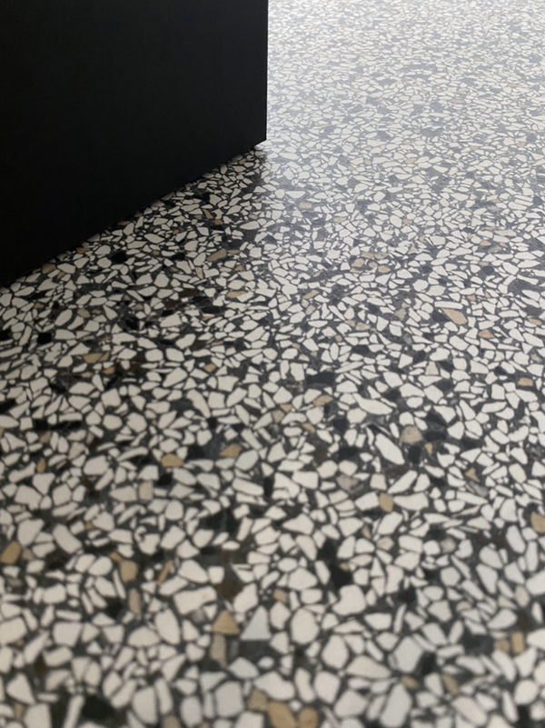 Close-up van Class Terrazzo Certosa rec 60x60cm vloer tegels met typische terrazzo uitstraling en keramische afwerking, perfect voor moderne interieurs.