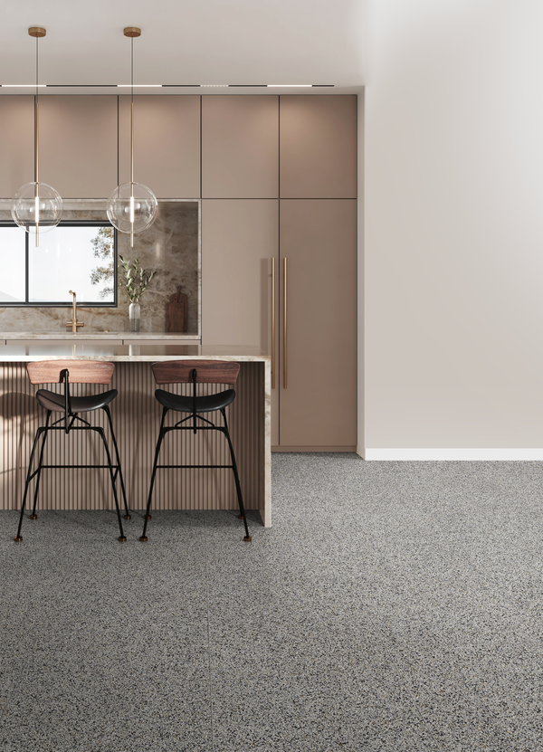Stijlvolle keuken met Class Terrazzo Certosa rec 60x60cm vloer tegels; elegante terrazzo tegels keramische geven de ruimte een luxe en tijdloze uitstraling.