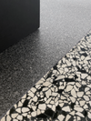Close-up van twee varianten Class Terrazzo Fusina rec 60x60cm terrazzo tegels keramische, met donkergrijs en wit patroon, ideaal als vloertegels binnen en buiten.