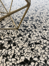 Detailopname van Class Terrazzo Fusina rec 60x60cm terrazzo vloer tegels keramische met decoratief messing decor, benadrukt de Italiaanse kwaliteit en stijlvolle look.