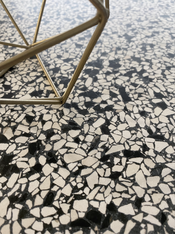 Detailopname van Class Terrazzo Fusina rec 60x60cm terrazzo vloer tegels keramische met decoratief messing decor, benadrukt de Italiaanse kwaliteit en stijlvolle look.