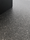 Close-up van het oppervlak van Class Terrazzo Giudecca rec 60x60cm terrazzo tegels keramische, met een elegant grijs patroon, ideaal als stijlvolle vloertegels.