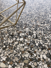 Close-up van de Class Terrazzo Murano rec 60x60cm terrazzo tegels met multicolor fragmenten, perfecte keramische vloer tegels voor een luxe uitstraling.