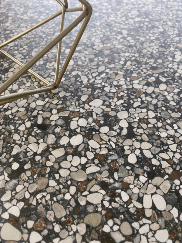 Close-up van de Class Terrazzo Murano rec 60x60cm terrazzo tegels met multicolor fragmenten, perfecte keramische vloer tegels voor een luxe uitstraling.