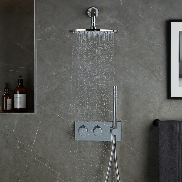 Moderne inbouw doucheset met chroom afwerking, thermostaatkraan en regendouche, gemonteerd op een grijze marmeren badkamerwand met nis en handdouche.