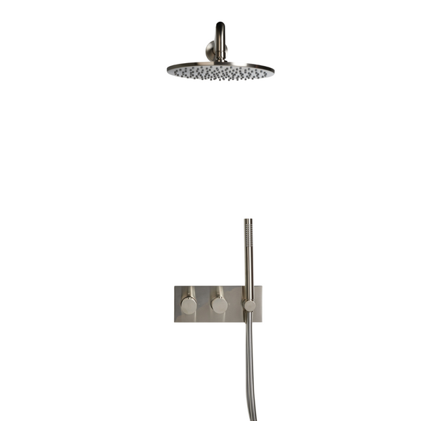 Geborsteld nikkel uitvoering van de complete Brondby regendoucheset met thermostaatkraan en staafhanddouche, strak geïntegreerd in de muur.