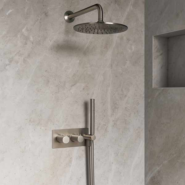 Luxe inbouw doucheset met geborsteld nikkel afwerking, voorzien van regendouche, handdouche en thermostaatkraan, geplaatst tegen een beige-grijze marmeren wand met nis.